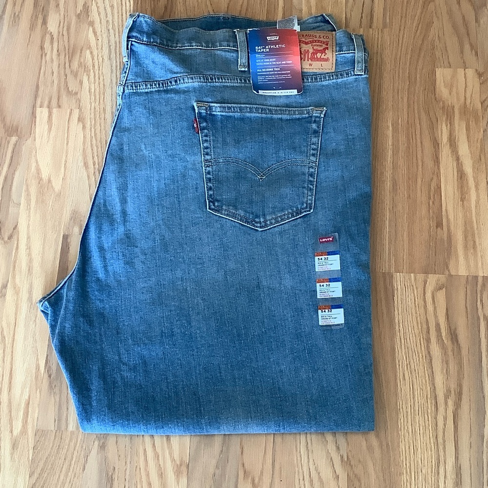 NWT  Men's Light Blue Relaxed Jeans
